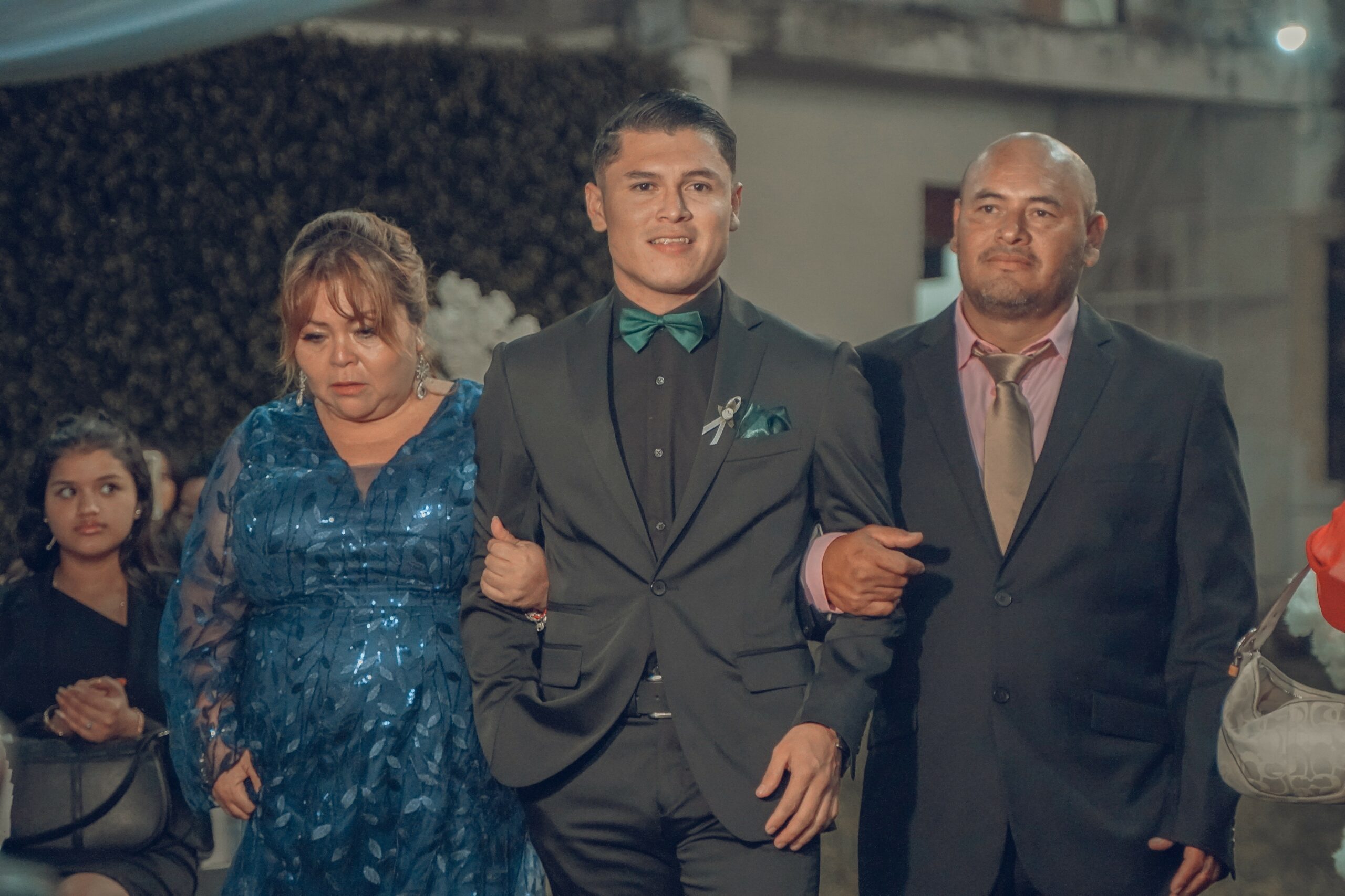 groom and his parents Pexels