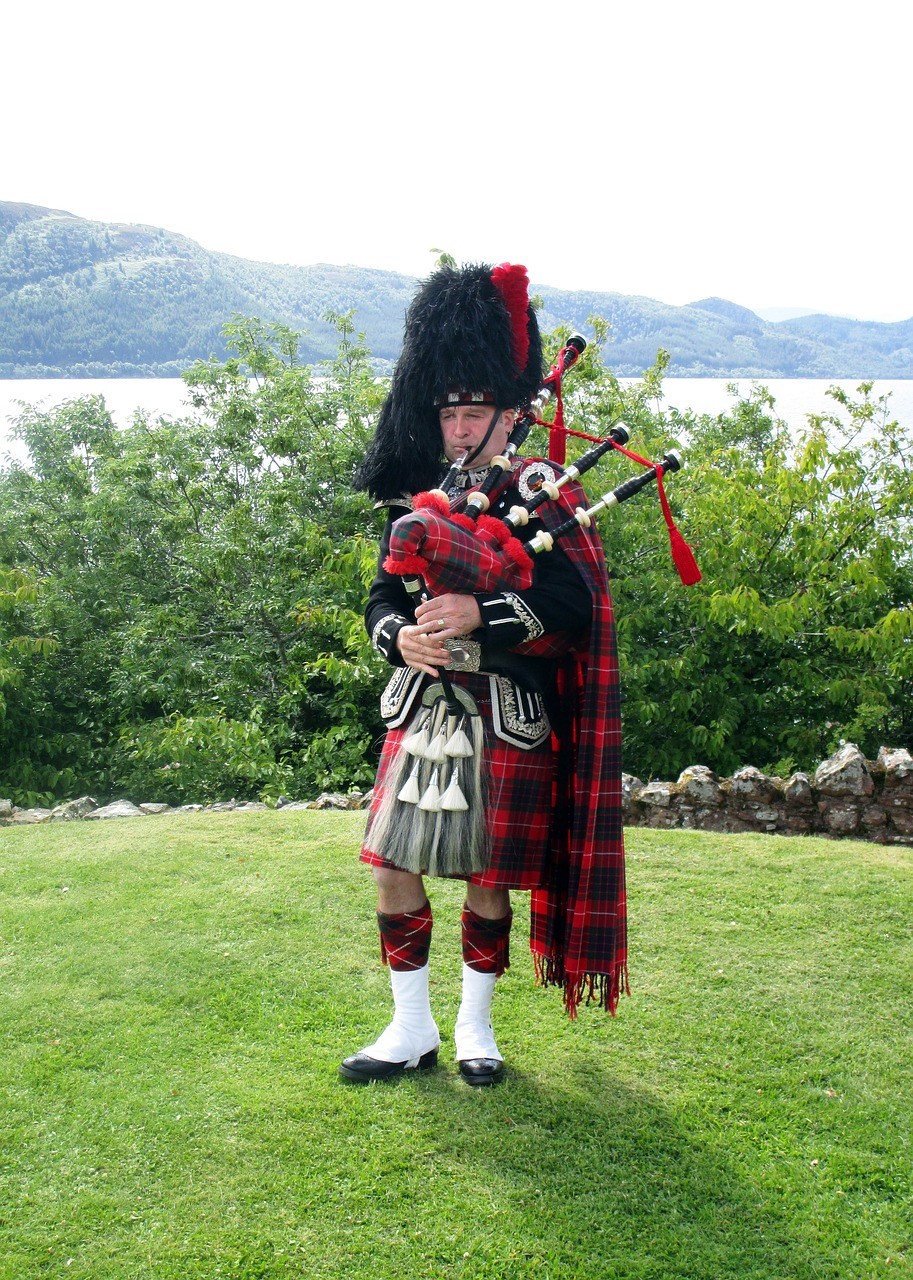 Scotsman in kilt with bagpipes