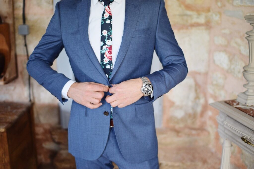 Man's blue suit with a patterned tie PXBY