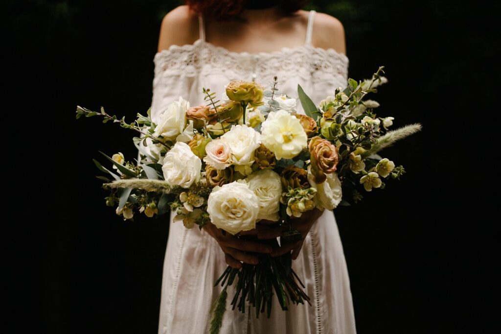 freeform wedding bouquet Pixabay