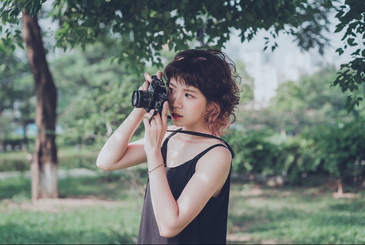 Asian woman taking a photo Pixabay